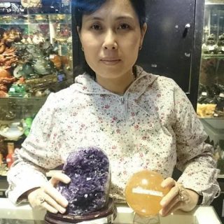 Chị Ngọc – khách hàng mua Bông thạch anh tím H082-13825 và Quả cầu thạch anh vàng non M191-2483