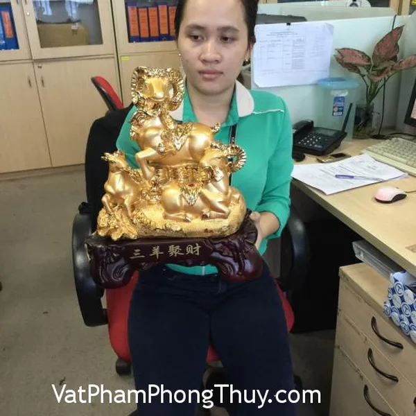 Chị Nhi - khách hàng mua tượng Dê H023G