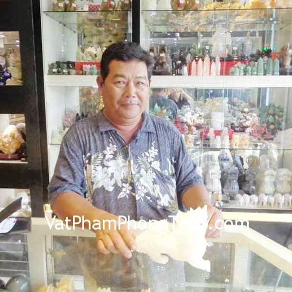 Chú Minh - khách hàng mua Tỳ hưu Bạch ngọc cõng vàng M010