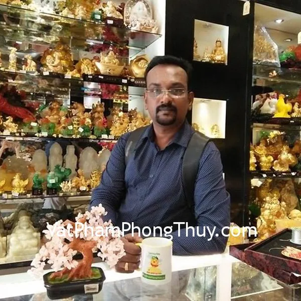 Mr Anilkumar Madhvan - khách hàng mua cây tài lộc thạch anh hồng KC021 và phật bản mệnh mã não tuổi Tuất S6337-8