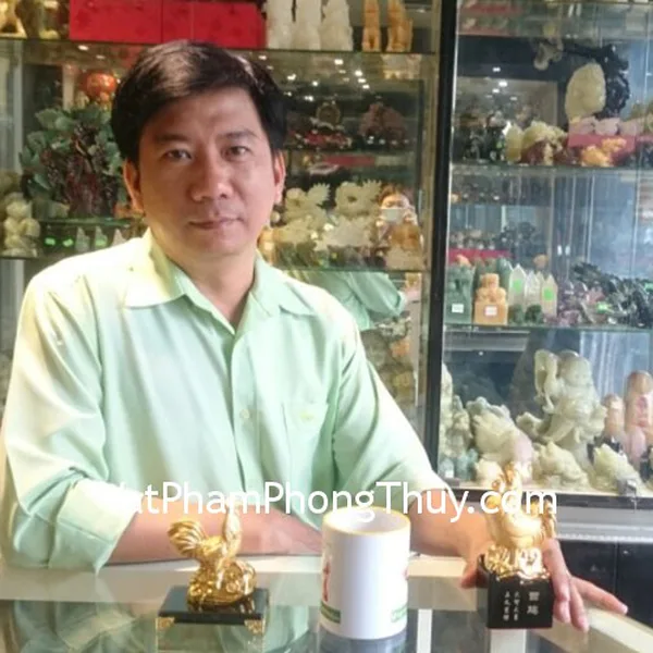 Bạn Chị Dung - Khách hàng mua tượng Gà vàng đế thủy tinh G079A và Gà vàng đế đen G081A