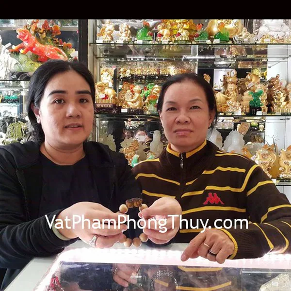 Chị Hà- khách hàng mua chuỗi trầm hương vân đậm S986 và vòng gỗ lục hương khắc Phật+ chữ bình an S6047