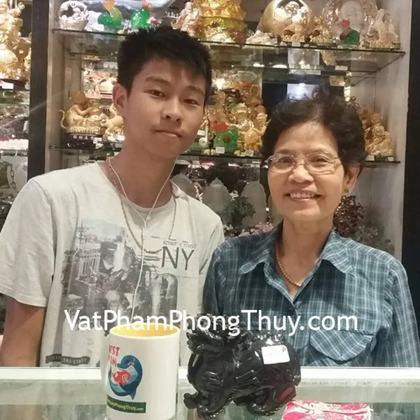 Cô Chi- Khách hàng mua tỳ hưu bắc kinh đen trung BKD-M, chuỗi thạch anh tóc vàng tươi S6366-S3-3144, chuỗi thạch anh tím S6360-S3-1456 và cây tài lộc  KC089