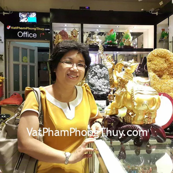 Chị Quyên - khách hàng mua tượng voi vàng bên hồ lô H357G