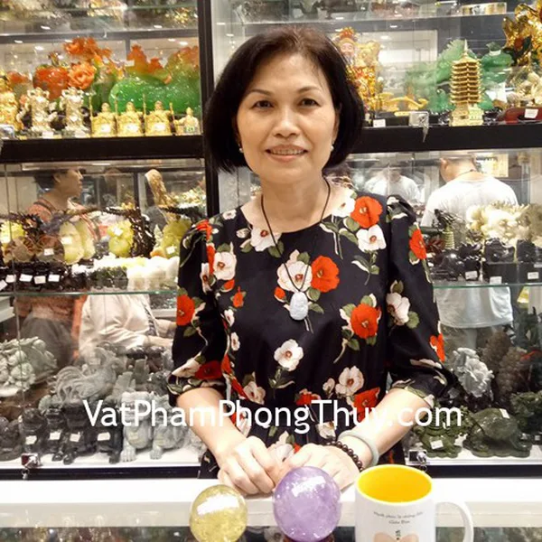 Chị Mỹ - khách hàng mua quả cầu phong thủy, phật bản mệnh phỉ thúy và chuỗi đeo tay đá hạt lựu