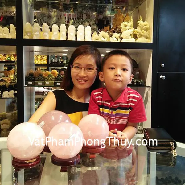 Chị Hồng - khách hàng mua quả cầu thạch anh hồng M181-S3-9072