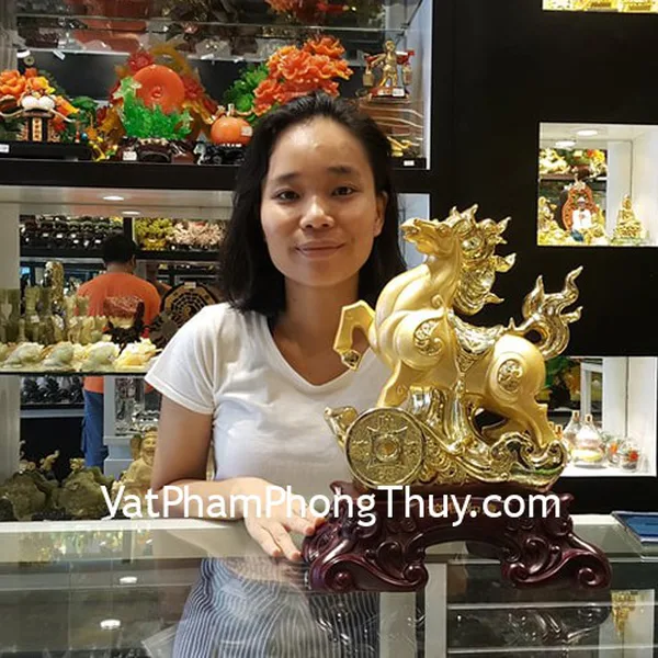 Chị Nguyên Anh - khách hàng mua tượng ngựa vàng trên như ý H306G