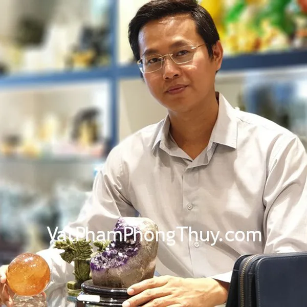 Anh Chánh - khách hàng mua hang thạch anh tím Braxin HTA13-S1-16954, Long quy lam ngọc GM180 và quả cầu thạch anh vàng M191-S3-2036
