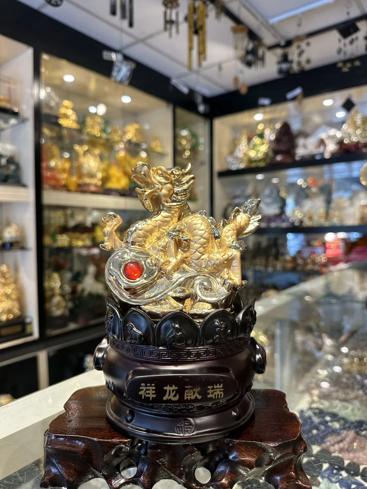 Rồng vàng trên như ý đế gỗ tròn - Tường long hiến thị G094A