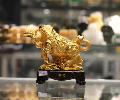 Trâu vàng trên tiền vàng đế gỗ - Ngưu thế C114A