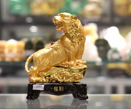 Hổ vàng trên núi đá nhỏ đế gỗ - Phước đáo C123A