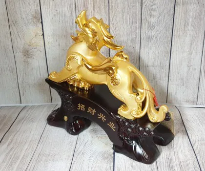 Tỳ hưu vàng dũng mãnh trên đế gỗ - Chiêu Tài Hưng Nghiệp LN048