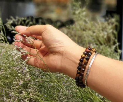 Chuỗi mắt mèo đen, đỏ đa sắc 6li FS6832