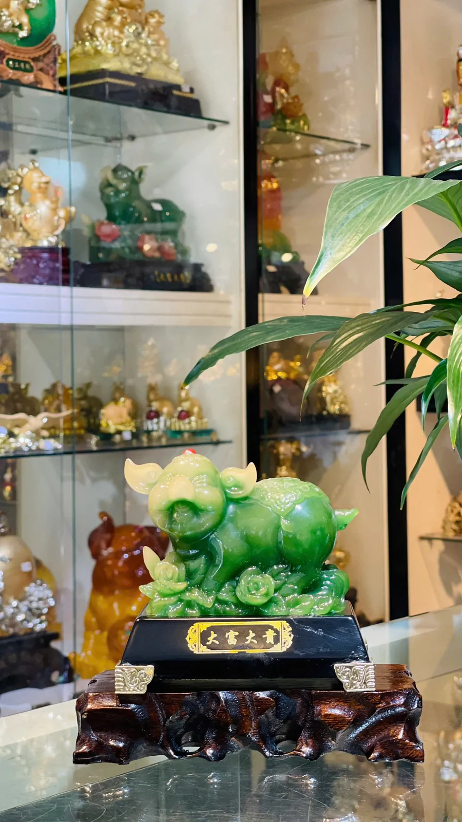 Nữ hoàng heo xanh ngọc trên bụi mẫu đơn xanh ngọc - Đại Phú Đại Quý LN021
