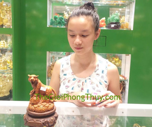 Chị Quyên-Khách hàng mua Tượng Cọp gỗ nhỏ FA203