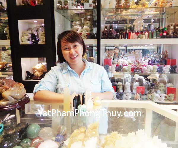 Chị Nhi - khách hàng mua Trụ đá thạch anh đen H054, Trụ đá dạ quang xanh H052-4, Trụ đá dạ quang xanh HM056-4, Trụ đá thạch anh vàng HM059, Trụ đá thạch anh vàng H055, Rồng ôm ngọc hồng thạch anh S6207, Hồ lô đá ngọc Hoàng long M029