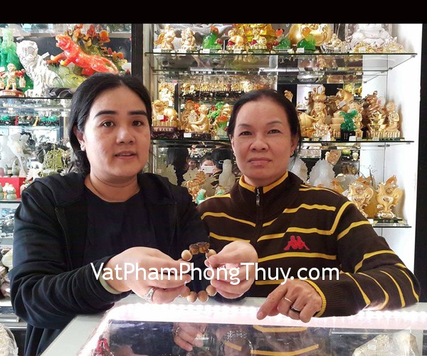 Chị Hà- khách hàng mua chuỗi trầm hương vân đậm S986 và vòng gỗ lục hương khắc Phật+ chữ bình an S6047