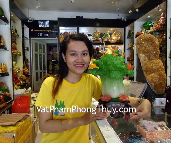 Chị Nương - khách hàng mua tượng bắp cải xanh đứng trên mẫu đơn K188M