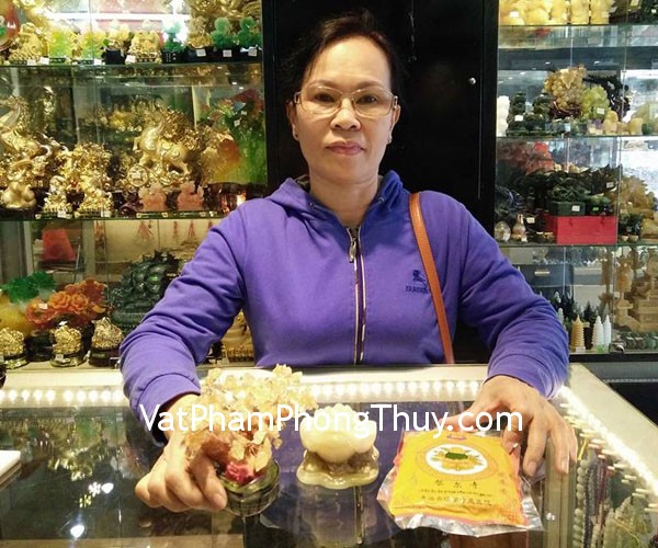 Cô Hoa - Khách hàng mua Thiềm thừ cẩm thạch chuẩn CTT-S, Bột tẩy uế BTU và Cây tài lộc thạch anh vàng KC047