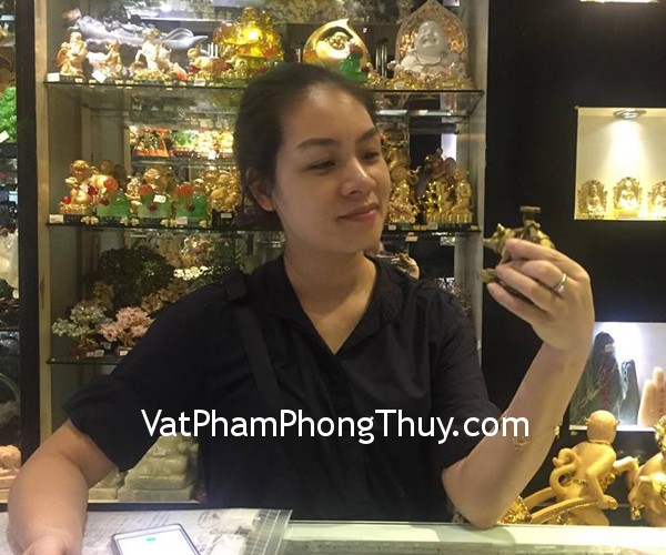 Chị Hương- khách hàng mua tượng heo dồng cõng gậy như ý nhỏ D155