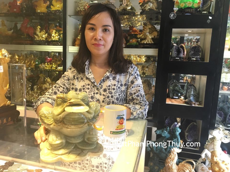 Chị Nguyên - khách hàng mua tượng Thiềm Thừ đá Cẩm Thạch Tây Tạng khủng CTT-L