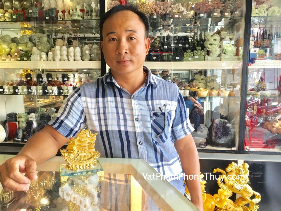 Anh Hà - khách hàng mua thuyền buồm vàng trên đế thủy tinh K176M