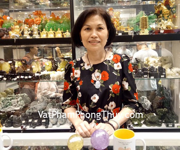 Chị Mỹ - khách hàng mua quả cầu phong thủy, phật bản mệnh phỉ thúy và chuỗi đeo tay đá hạt lựu