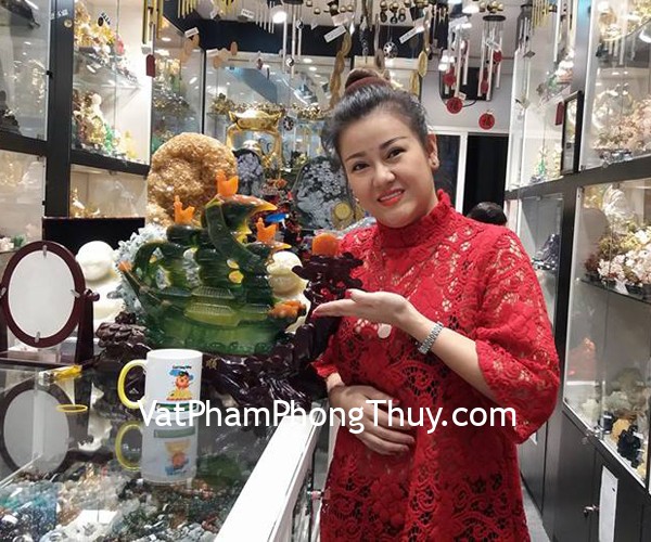 Chị Ngọc Loan- khách hàng mua thuyền buồm xanh đế gỗ K164M
