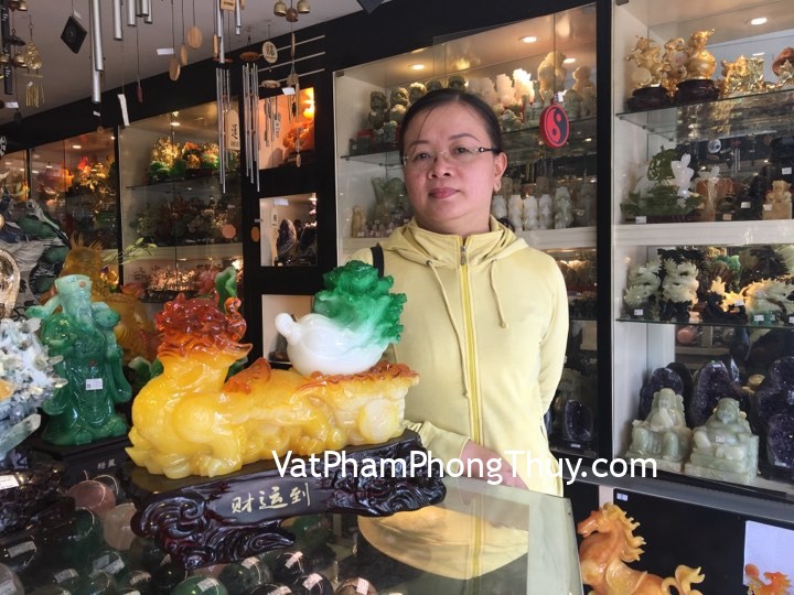 Chị Hồng Vân - khách hàng  mua Tỳ Hưu lưu ly ngọc vàng kéo xe bắp cải C040A