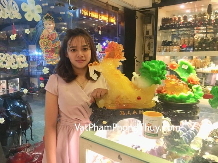 Vợ chồng anh Dũng - khách hàng  mua Ngựa vàng kéo bắp cải C103A, thiềm thừ lưu ly trên mẫu đơn C058A