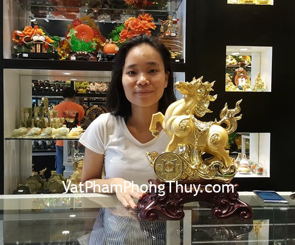 Chị Nguyên Anh - khách hàng mua tượng ngựa vàng trên như ý H306G