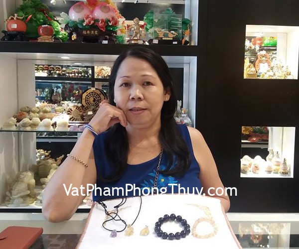 Chị Hồng Diễm - khách hàng mua chuỗi đeo tay thạch anh S6665 và mặt tỳ hưu thạch anh S764