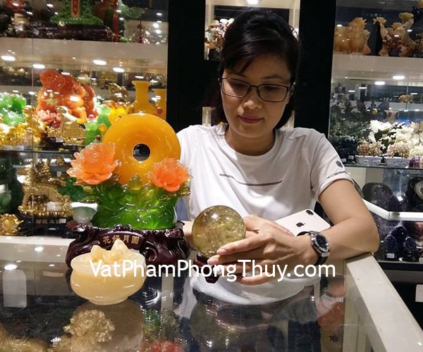 Chị Phương Hà - khách hàng mua tượng mẫu đơn C197A và bồn tụ bảo GM073