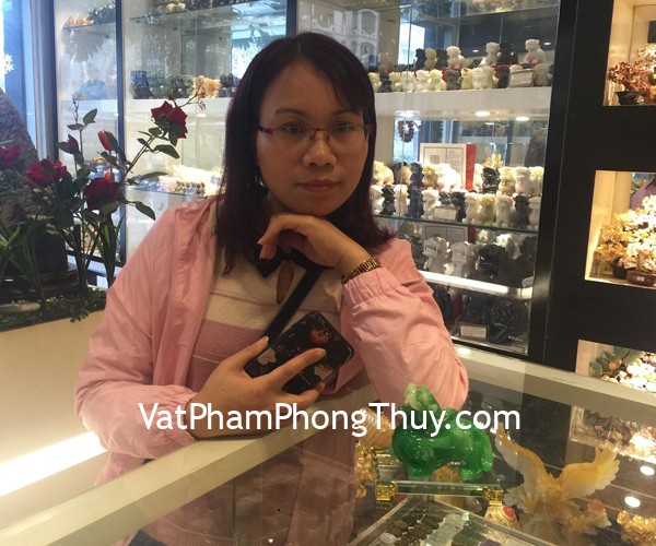 Chị Thanh - khách hàng mua tỳ hưu xanh trên đế thuỷ tinh LN059