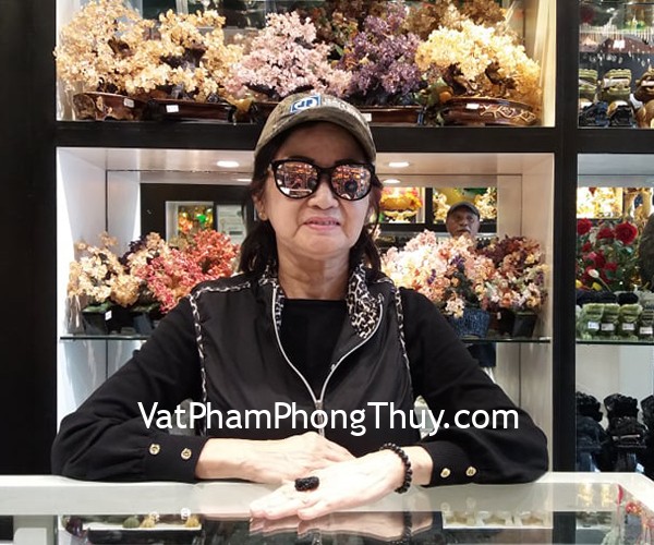 Cô Kim Quỳnh - khách hàng mua mặt tỳ hưu hắc ngà S933 và chuỗi thạch anh tóc đen tuyền S6751-1950