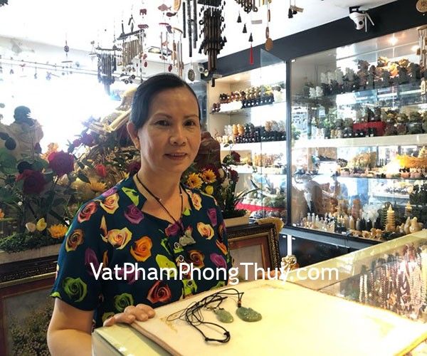 Cô Hai-khách hàng mua Phật bản mệnh Phỉ Thúy xanh Phổ Hiền Bồ Tát S6865-4 và Phật bản mệnh Phỉ Thúy xanh Hư Không Tạng Bồ Tát S6865-2